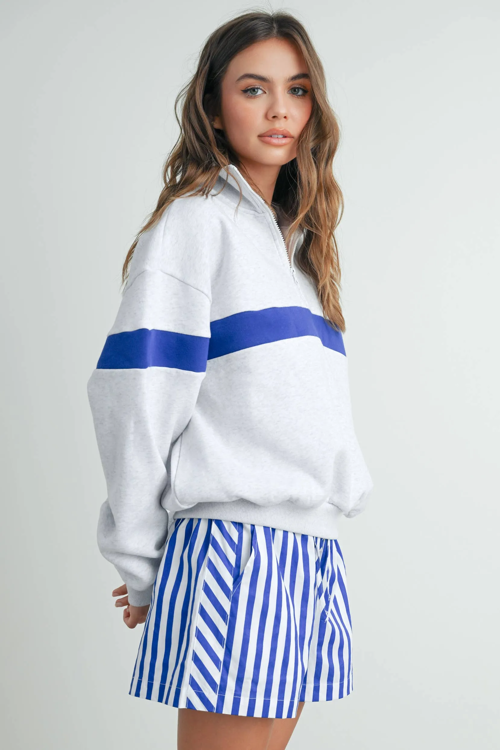 TWO-TONED HALF ZIP COLLAR SWEATSHIRT