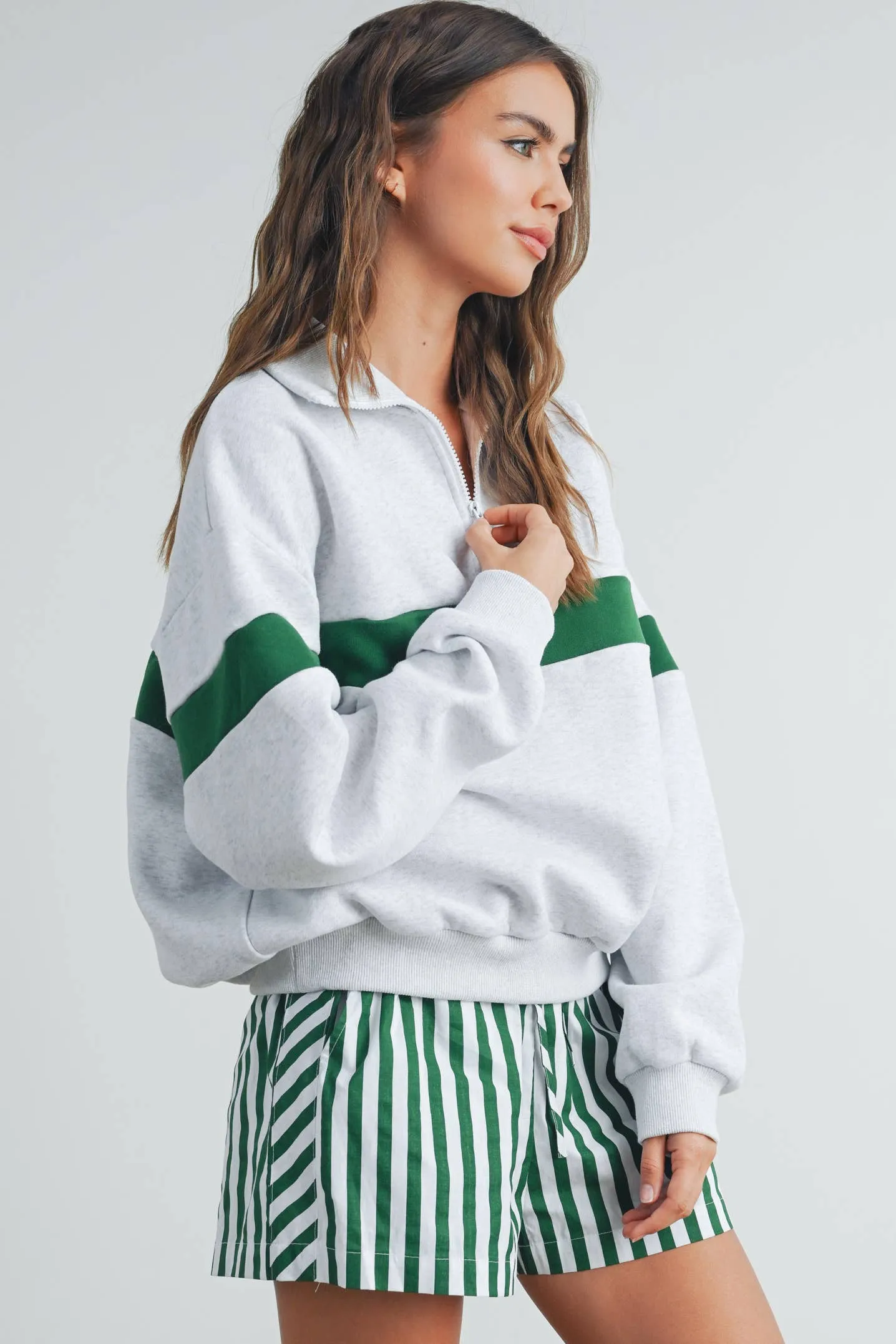 TWO-TONED HALF ZIP COLLAR SWEATSHIRT